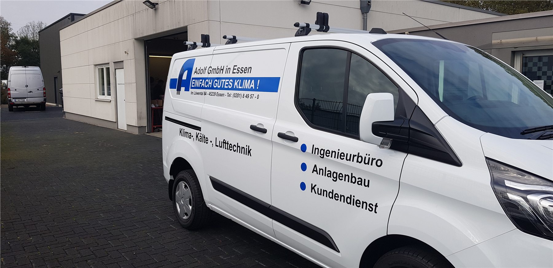 Professionell beschrifteter Service-Transporter