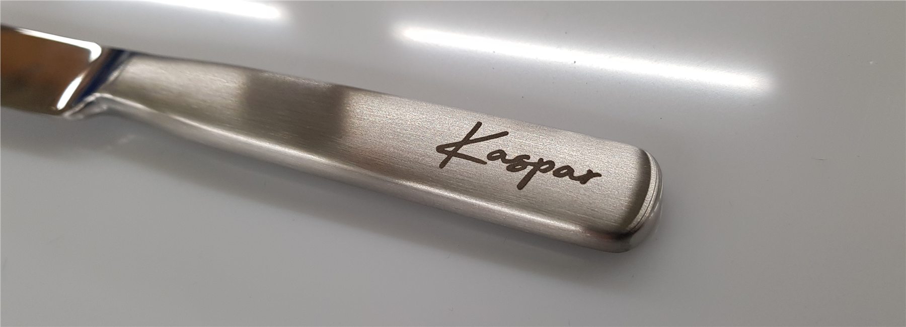 Personalisierte Lasergravur auf einem Edelstahl-Besteckgriff