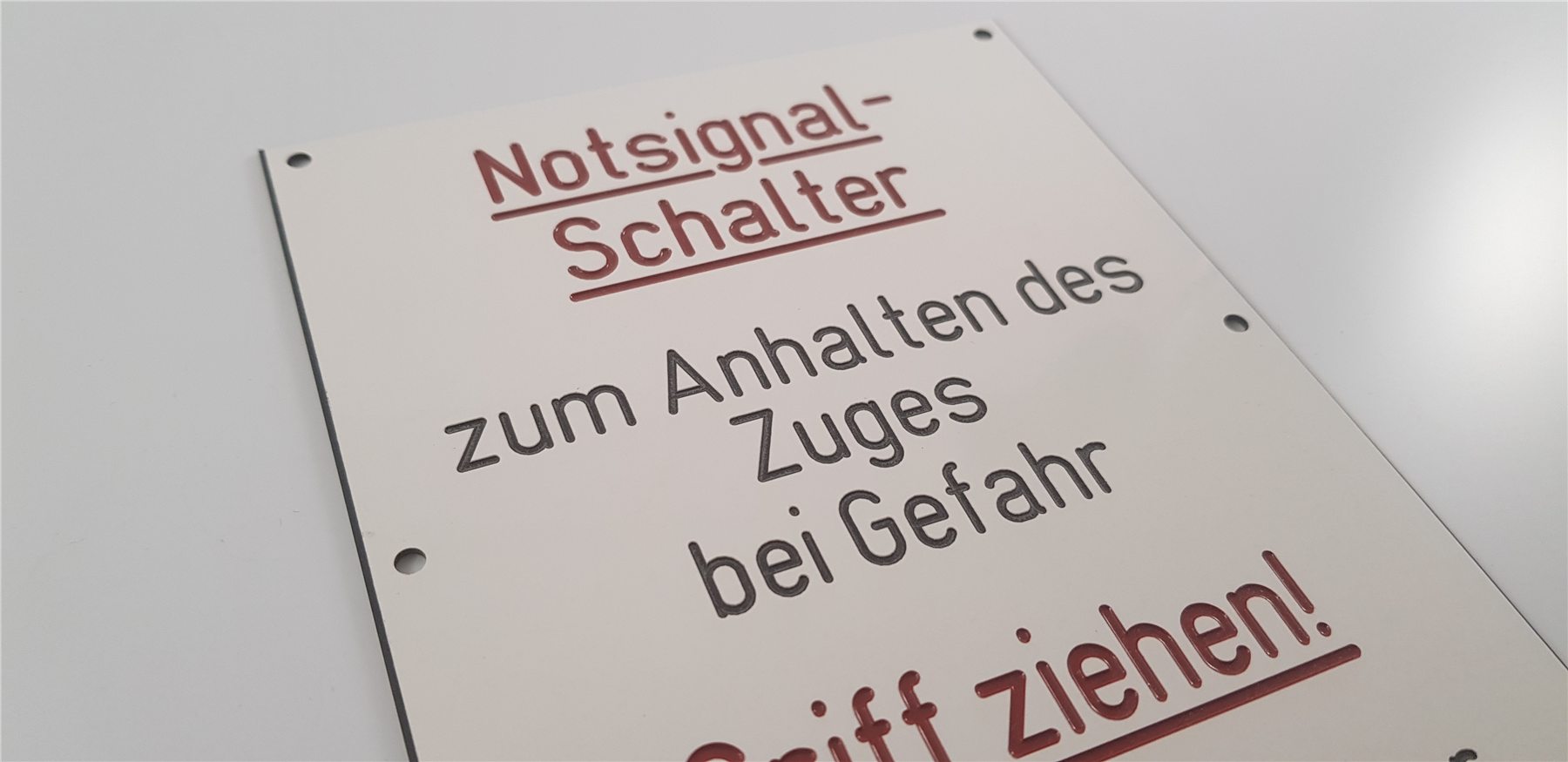 Gefrästes Sicherheitsschild für einen Notsignalschalter