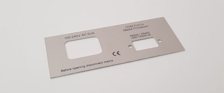Graviertes Typenschild und Frontplatte aus Aluminium