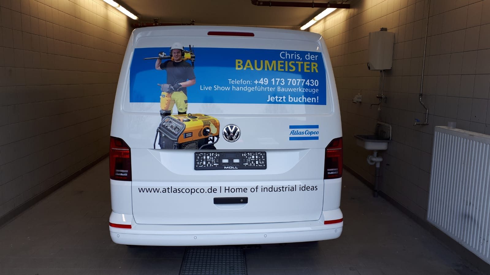 Fahrzeugheck mit individuell gedruckter Werbefolie