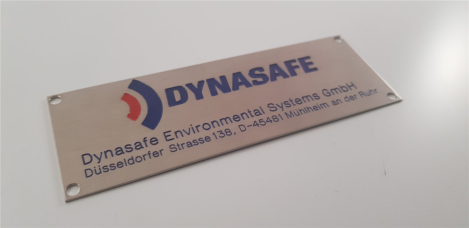 Industrieschild aus Edelstahl mit Firmenlogo