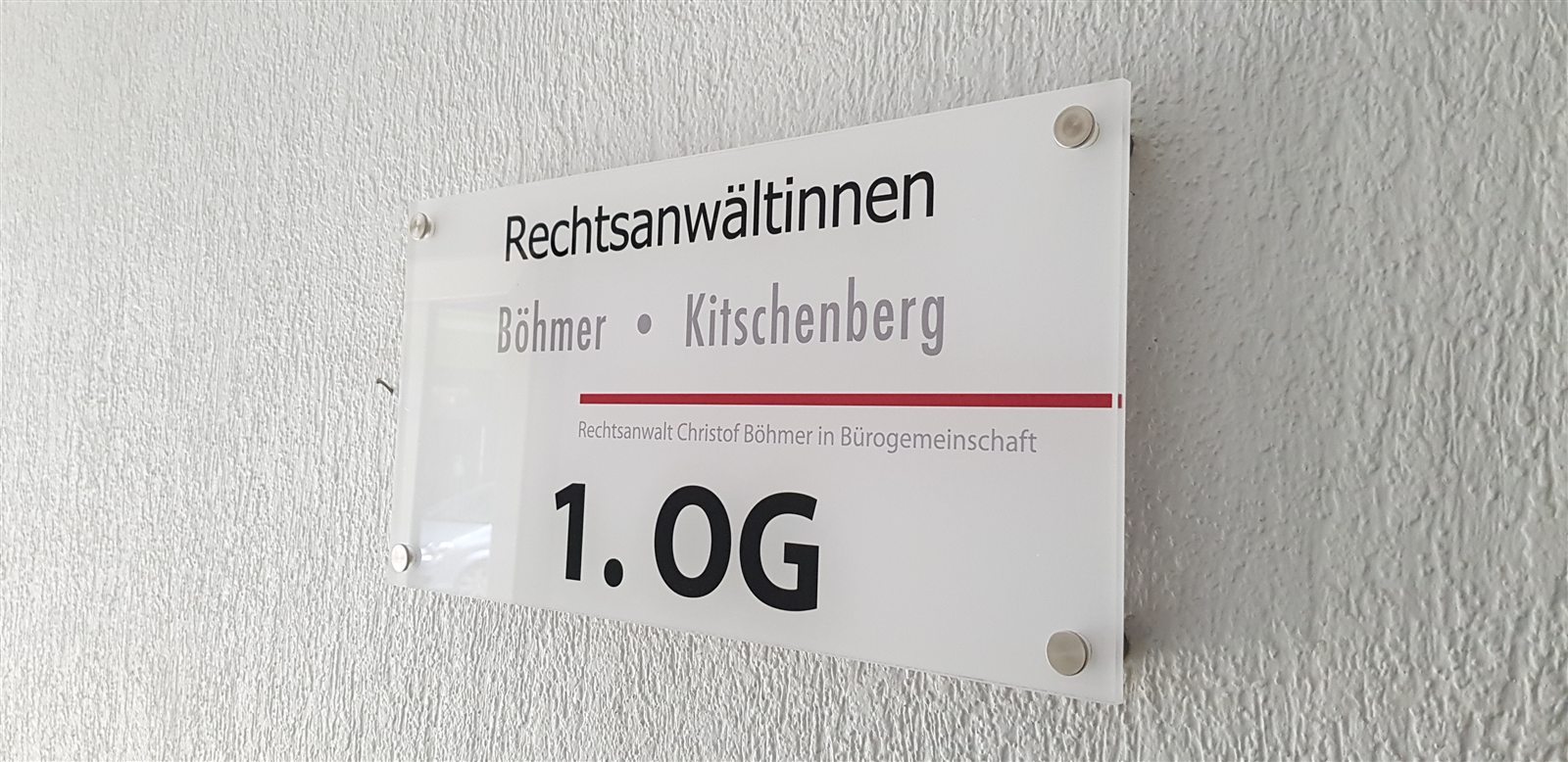 Acrylglasschild mit Edelstahl-Distanzhaltern