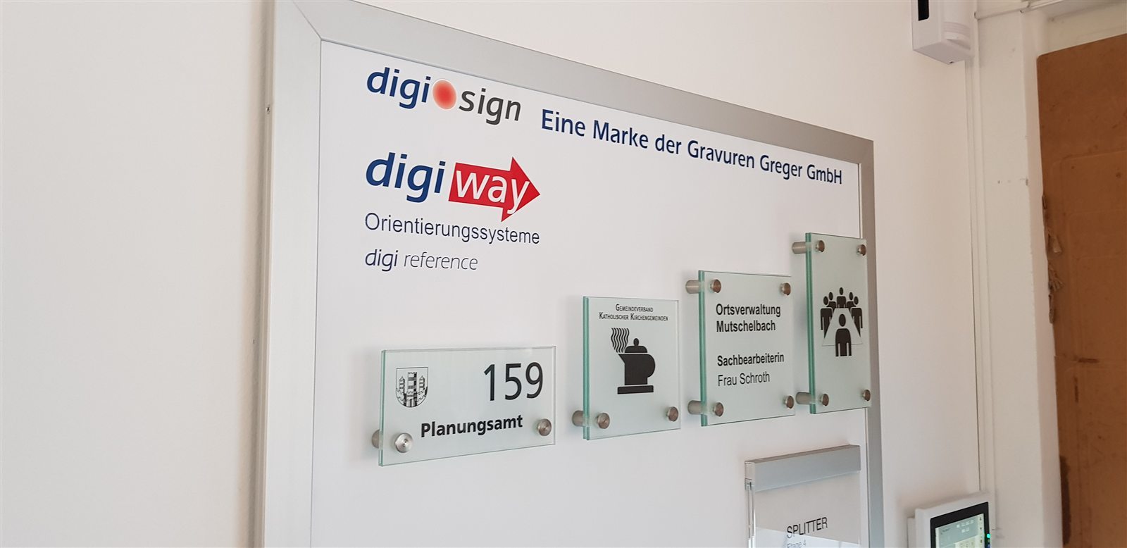 Modulares Leitsystem mit Tür- und Raumschildern aus Glas