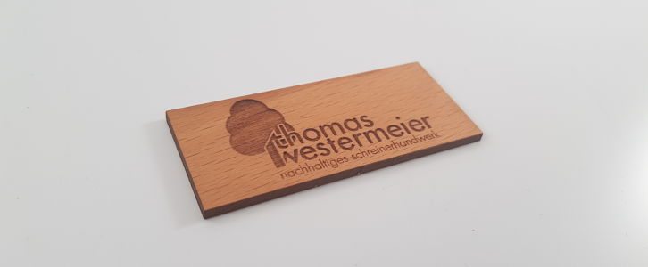 Namensschild aus Holz mit graviertem Logo
