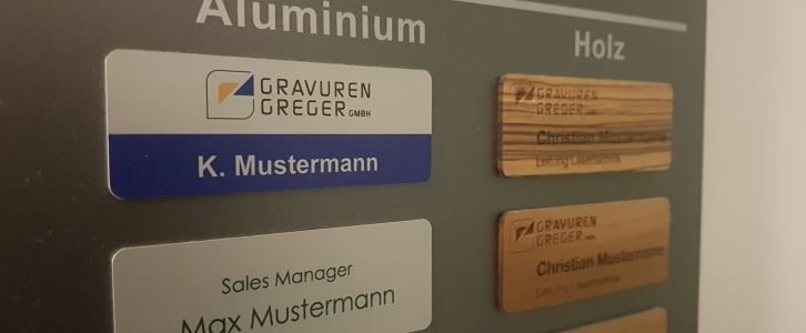 Musterwand mit Namensschildern aus verschiedenen Materialien