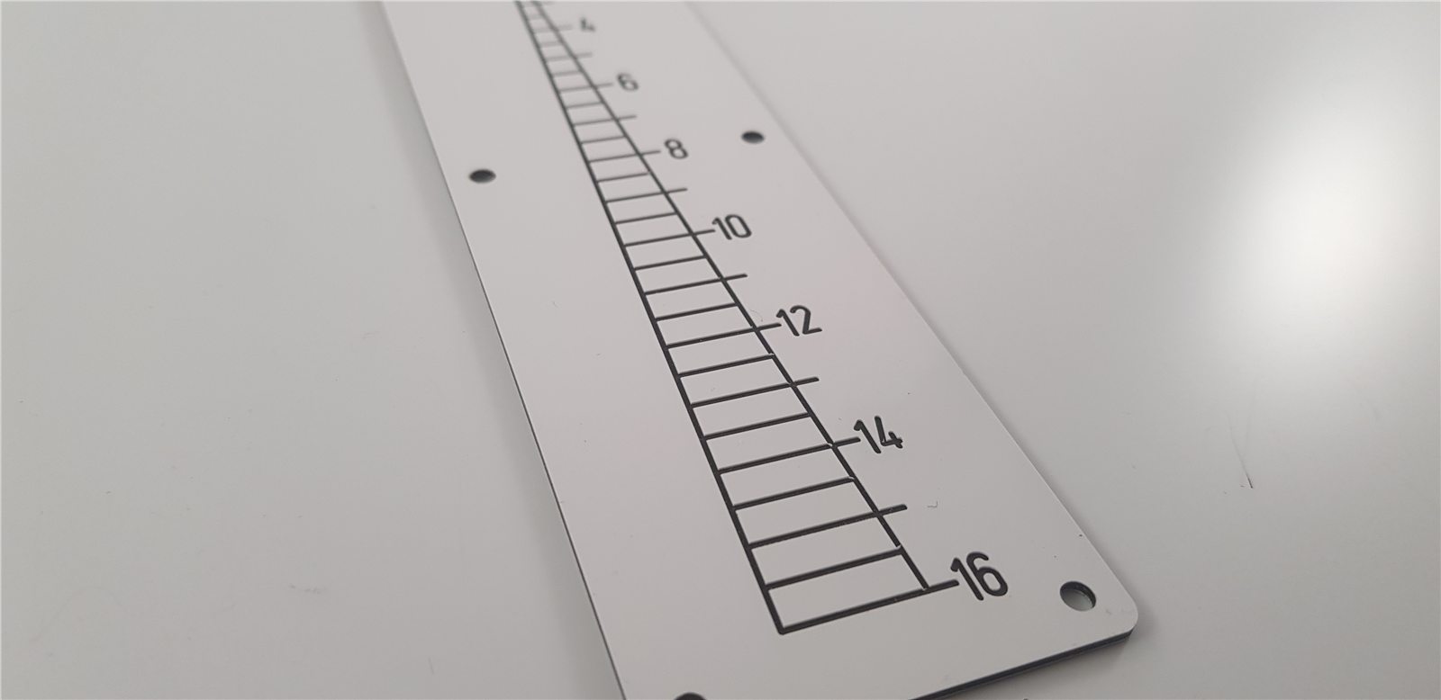 Aluminiumskala für einen Schaltschrank