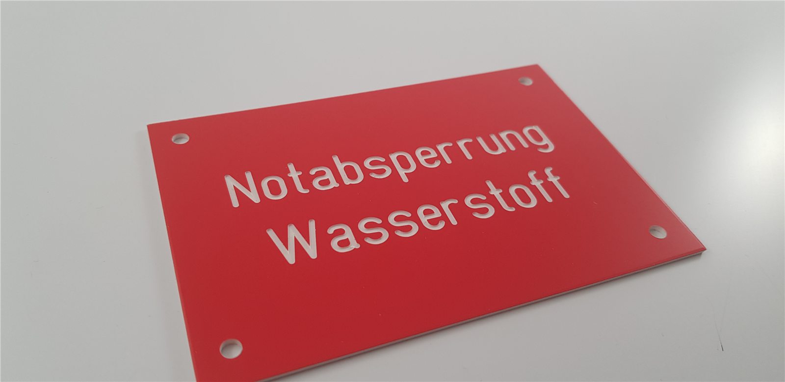 Robustes Warnschild für technische Gefahrenbereiche
