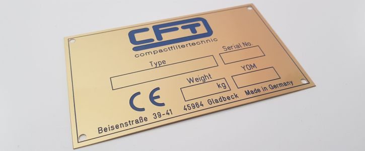 Graviertes und lackiertes Messing-Typenschild